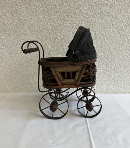Vintage Miniatur Kinderwagen aus Holz mit Stoffhaube