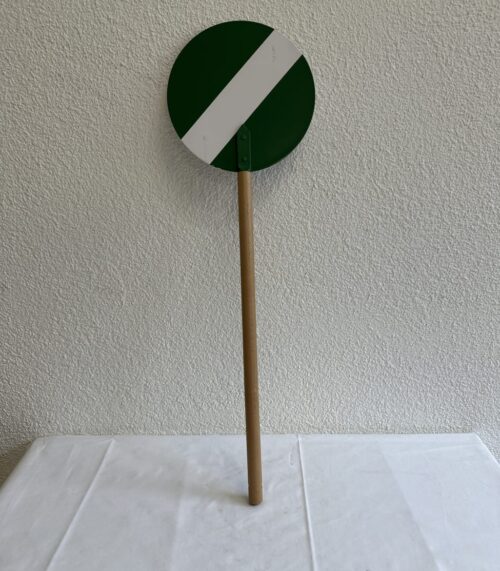 Grünes Handverkehrszeichen rund mit Holzstab für Baustellen