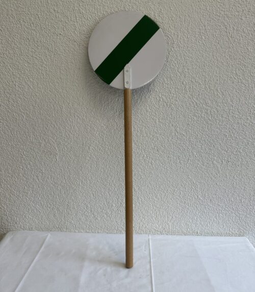 Grünes Handverkehrszeichen rund mit Holzstab für Baustellen