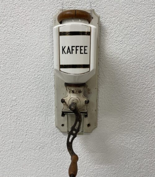 Vintage Wandkaffeemühle aus Porzellan mit Glasbehälter 1920er–40er