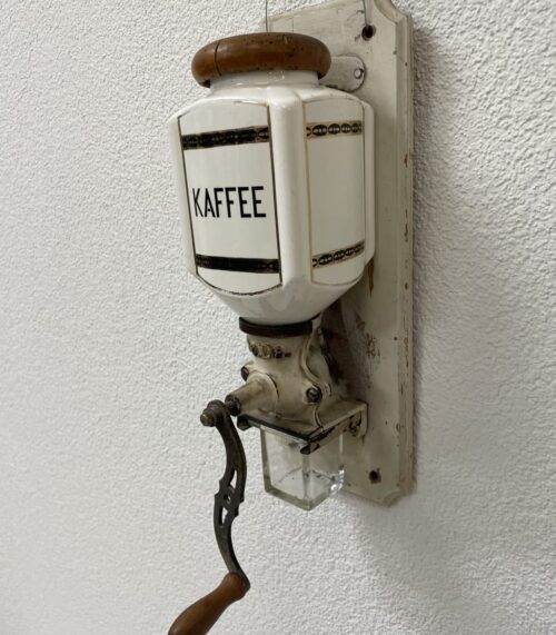 Vintage Wandkaffeemühle aus Porzellan mit Glasbehälter 1920er–40er