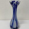 Handgeblasene Glasvase in Blau mit blütenartiger Öffnung