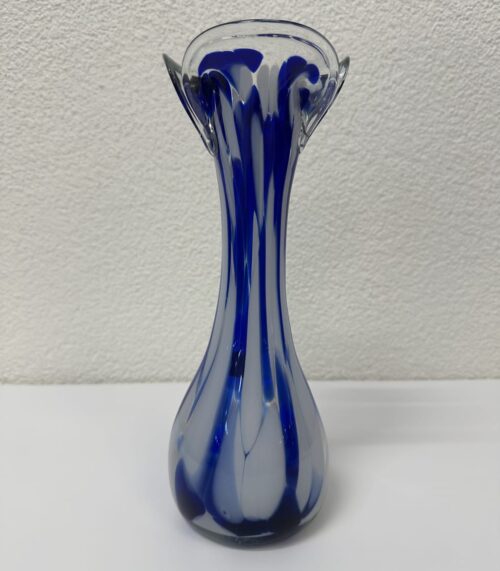 Handgeblasene Glasvase in Blau mit blütenartiger Öffnung