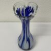 Handgeblasene Glasvase in Blau mit blütenartiger Öffnung