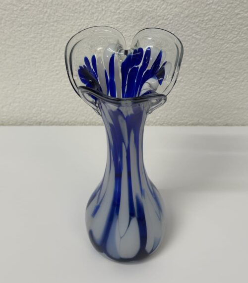 Handgeblasene Glasvase in Blau mit blütenartiger Öffnung