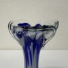 Handgeblasene Glasvase in Blau mit blütenartiger Öffnung