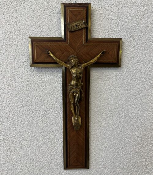 Wandkreuz aus Holz mit INRI Korpus aus Metall