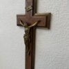 Wandkreuz aus Holz mit INRI Korpus aus Metall