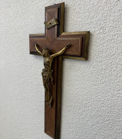 Wandkreuz aus Holz mit INRI Korpus aus Metall
