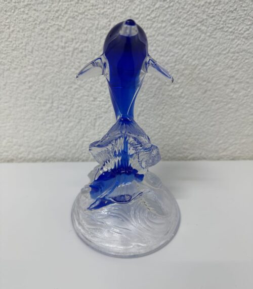 Moderne Glasfigur Delfin transparent mit blauen Akzenten