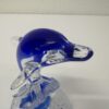 Moderne Glasfigur Delfin transparent mit blauen Akzenten