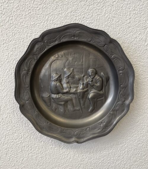 Vintage Wandplatte mit geselliger Männerszene im Relief