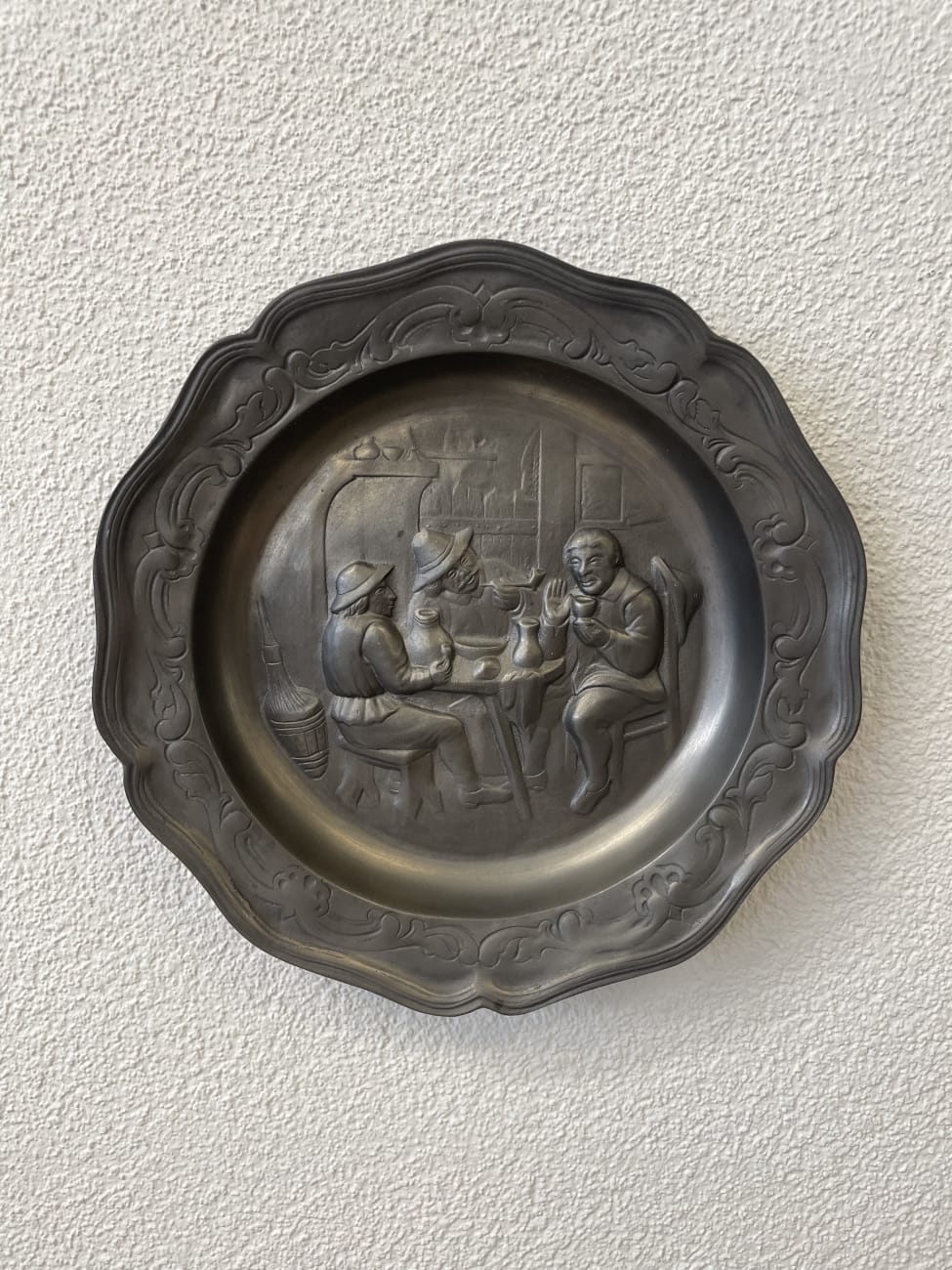 Vintage Wandplatte mit geselliger Männerszene im Relief