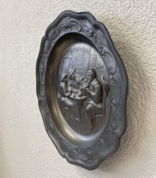 Vintage Wandplatte mit geselliger Männerszene im Relief