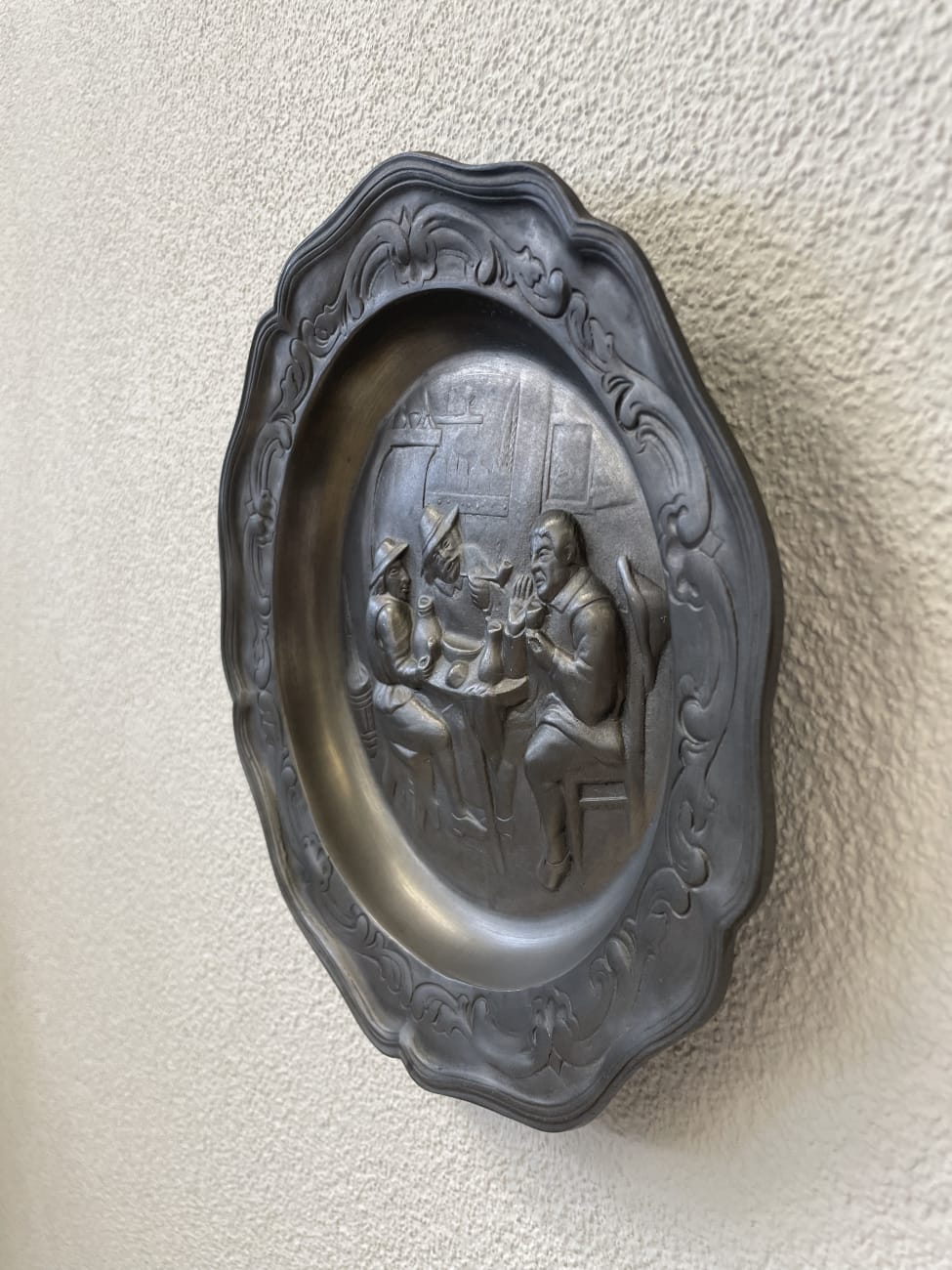 Vintage Wandplatte mit geselliger Männerszene im Relief