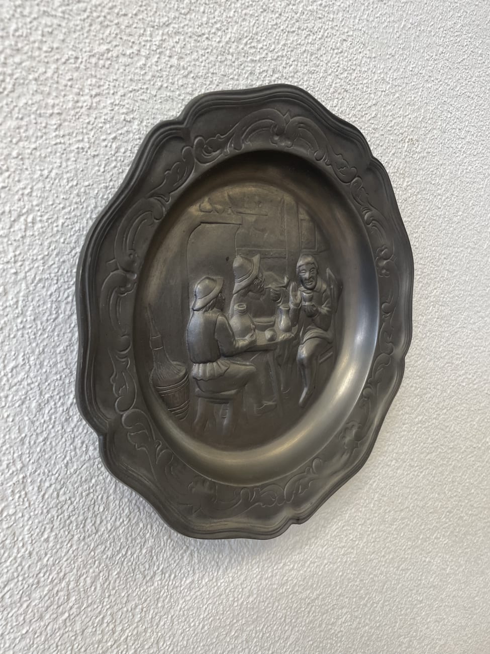 Vintage Wandplatte mit geselliger Männerszene im Relief