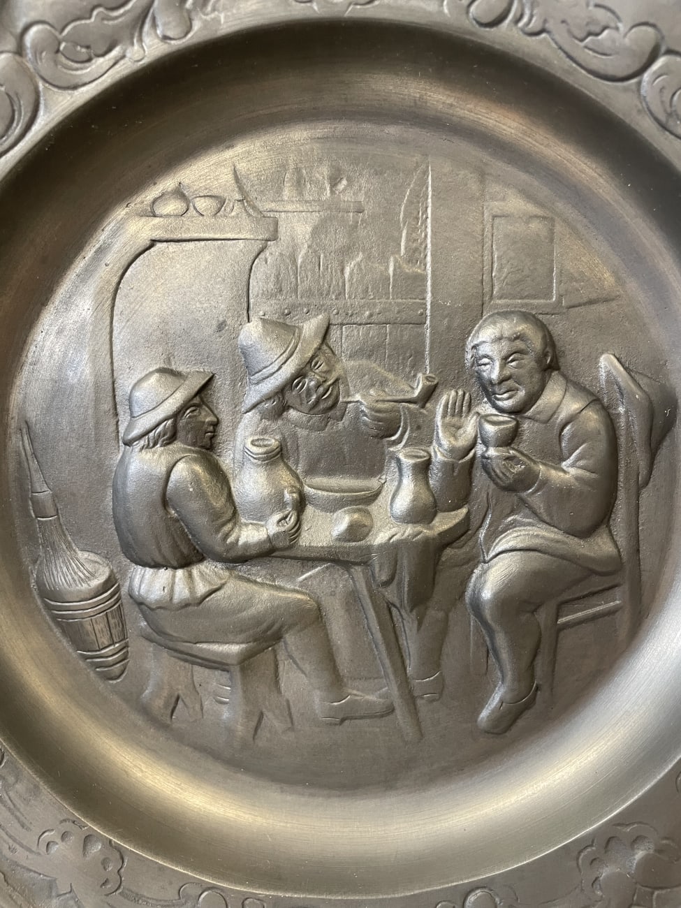 Vintage Wandplatte mit geselliger Männerszene im Relief