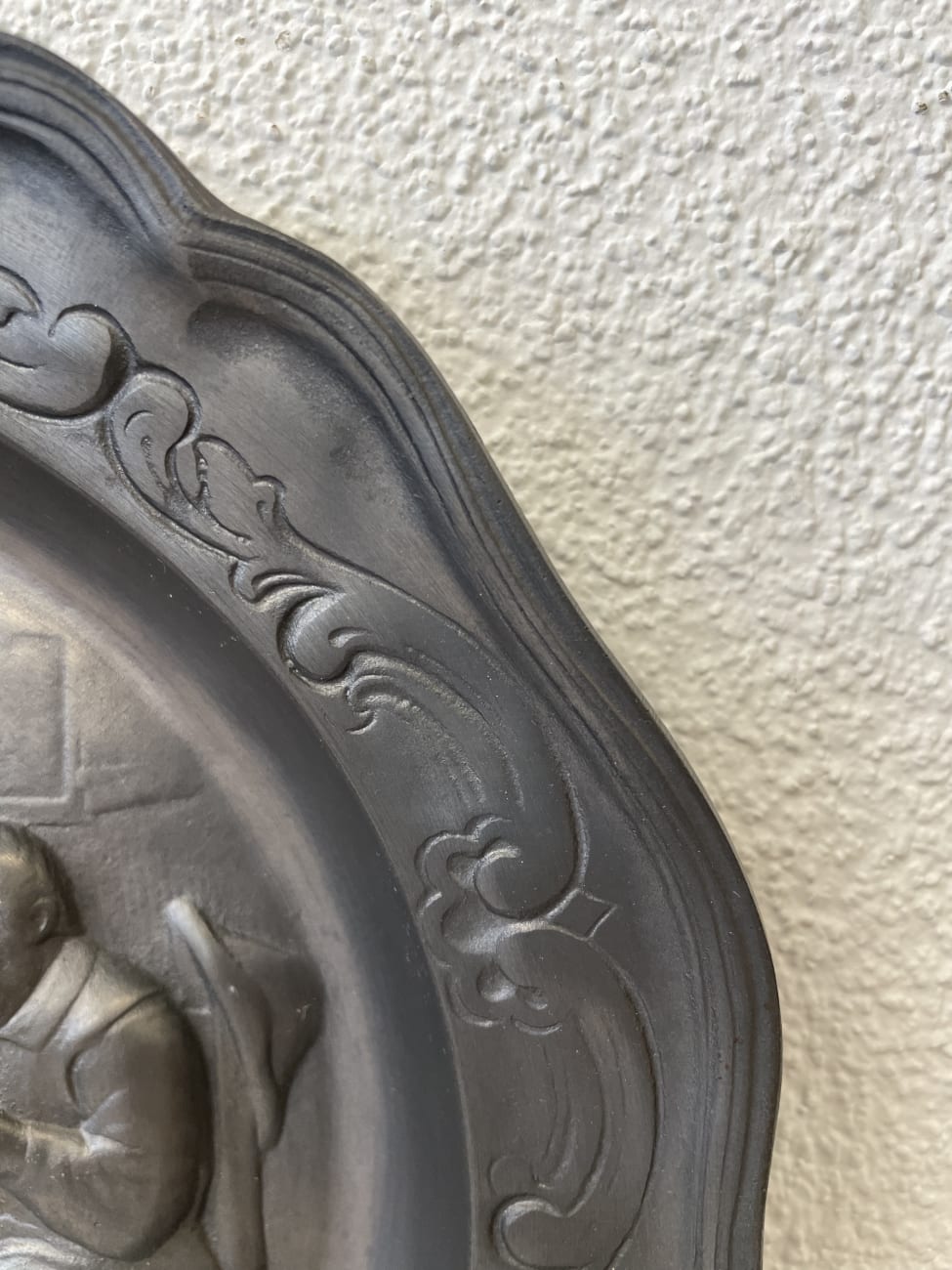 Vintage Wandplatte mit geselliger Männerszene im Relief