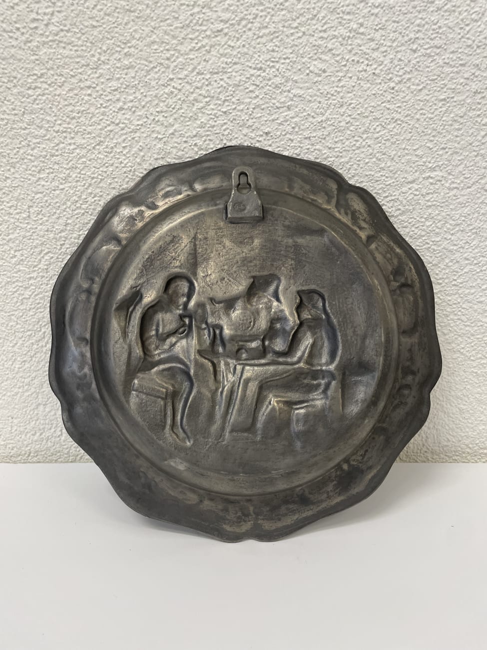 Vintage Wandplatte mit geselliger Männerszene im Relief