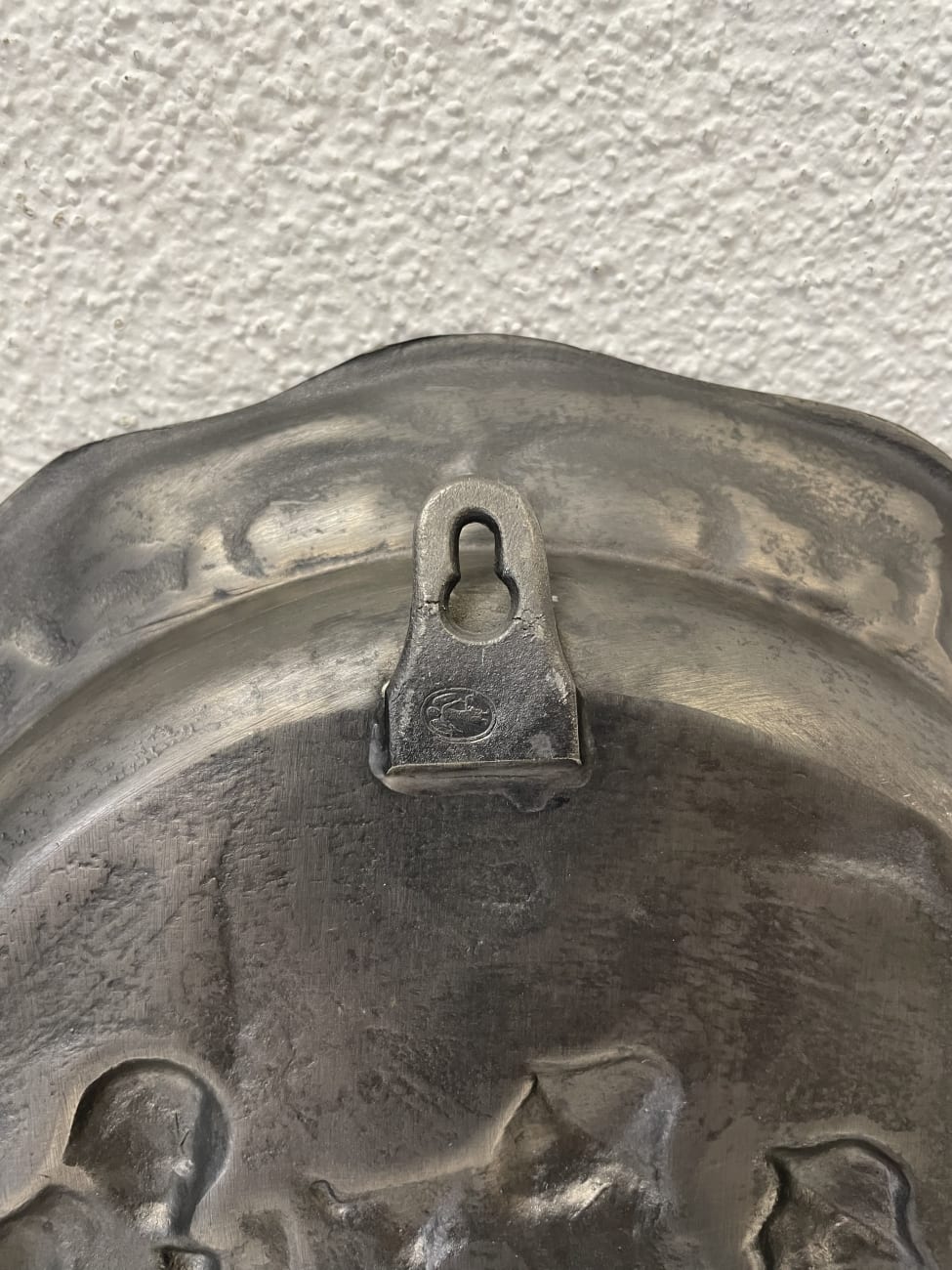 Vintage Wandplatte mit geselliger Männerszene im Relief