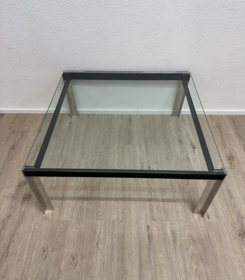 Moderner Glas-Couchtisch mit Metallgestell quadratisch