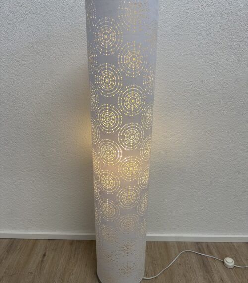 Stehleuchte mit zylindrischem Schirm und Lochmuster