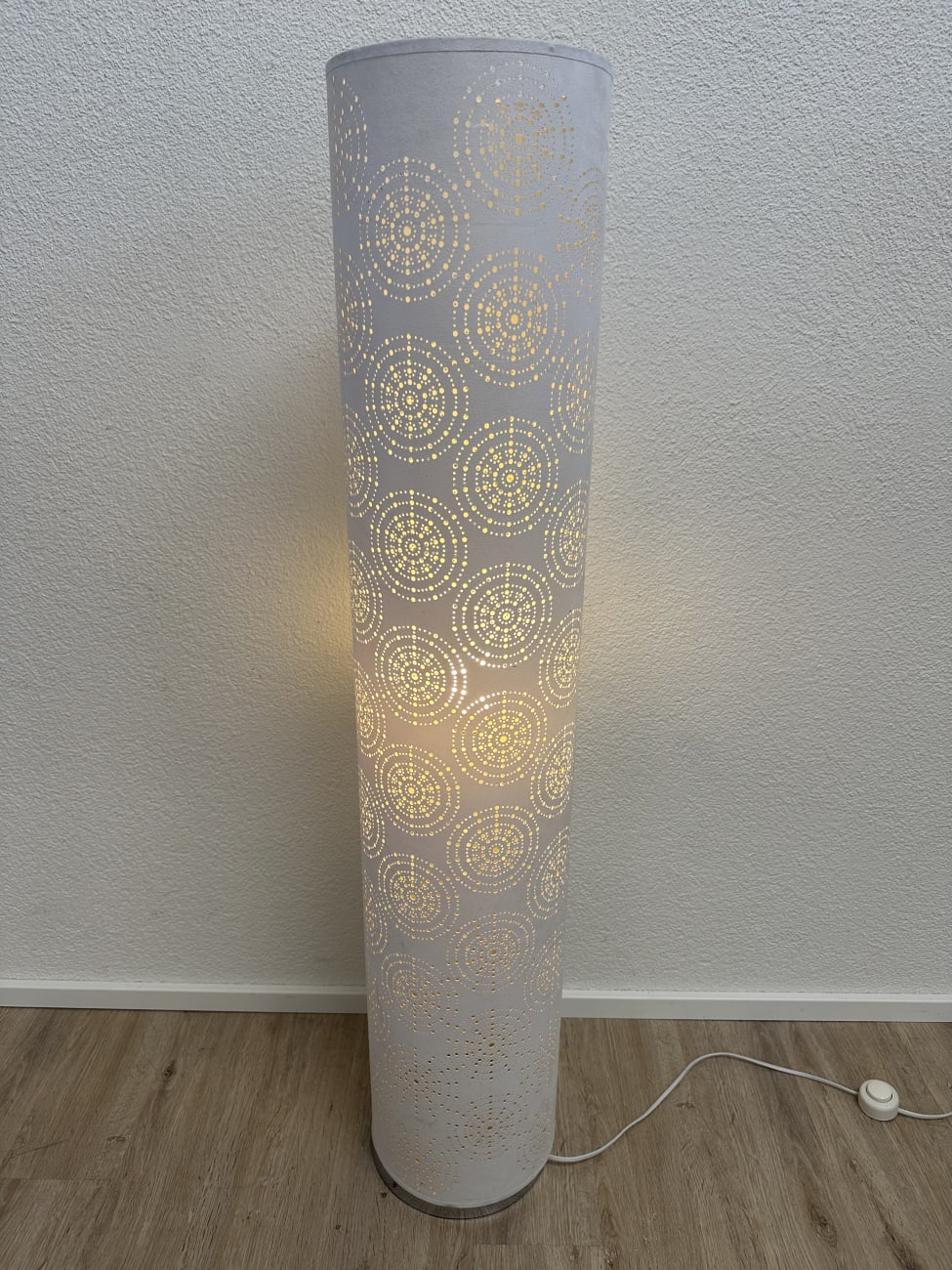 Stehleuchte mit zylindrischem Schirm und Lochmuster