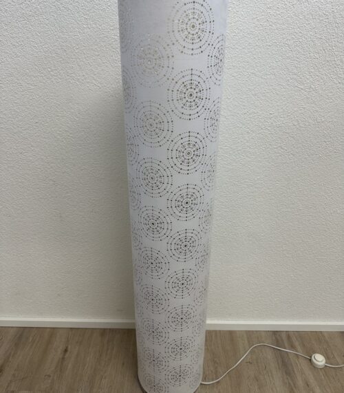 Stehleuchte mit zylindrischem Schirm und Lochmuster