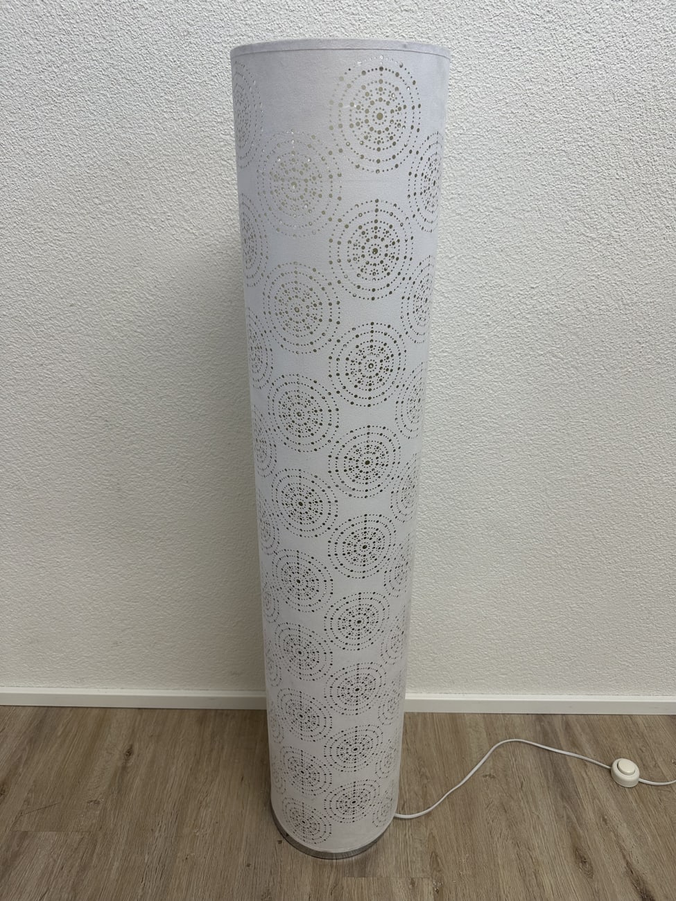 Stehleuchte mit zylindrischem Schirm und Lochmuster