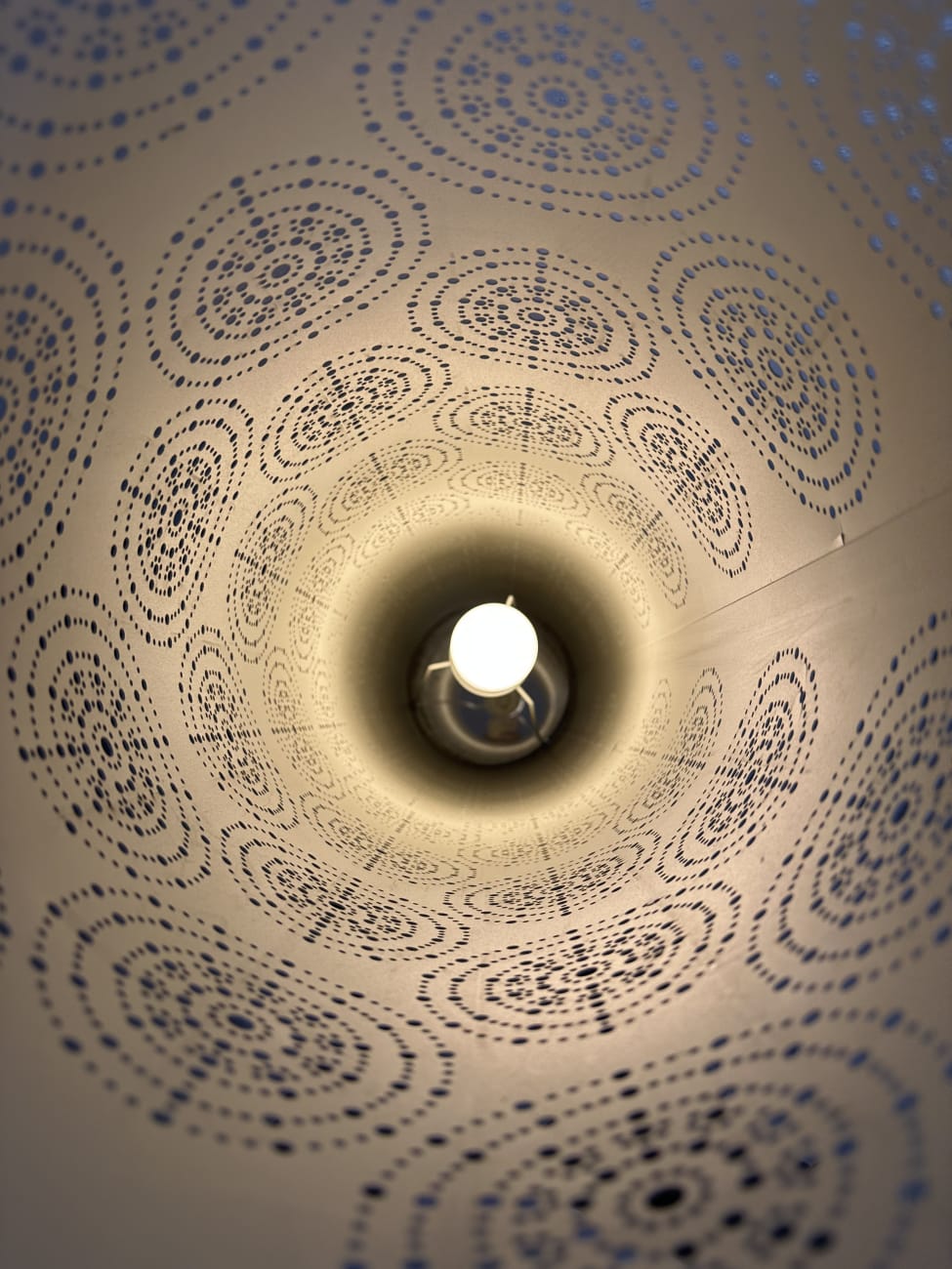 Stehleuchte mit zylindrischem Schirm und Lochmuster