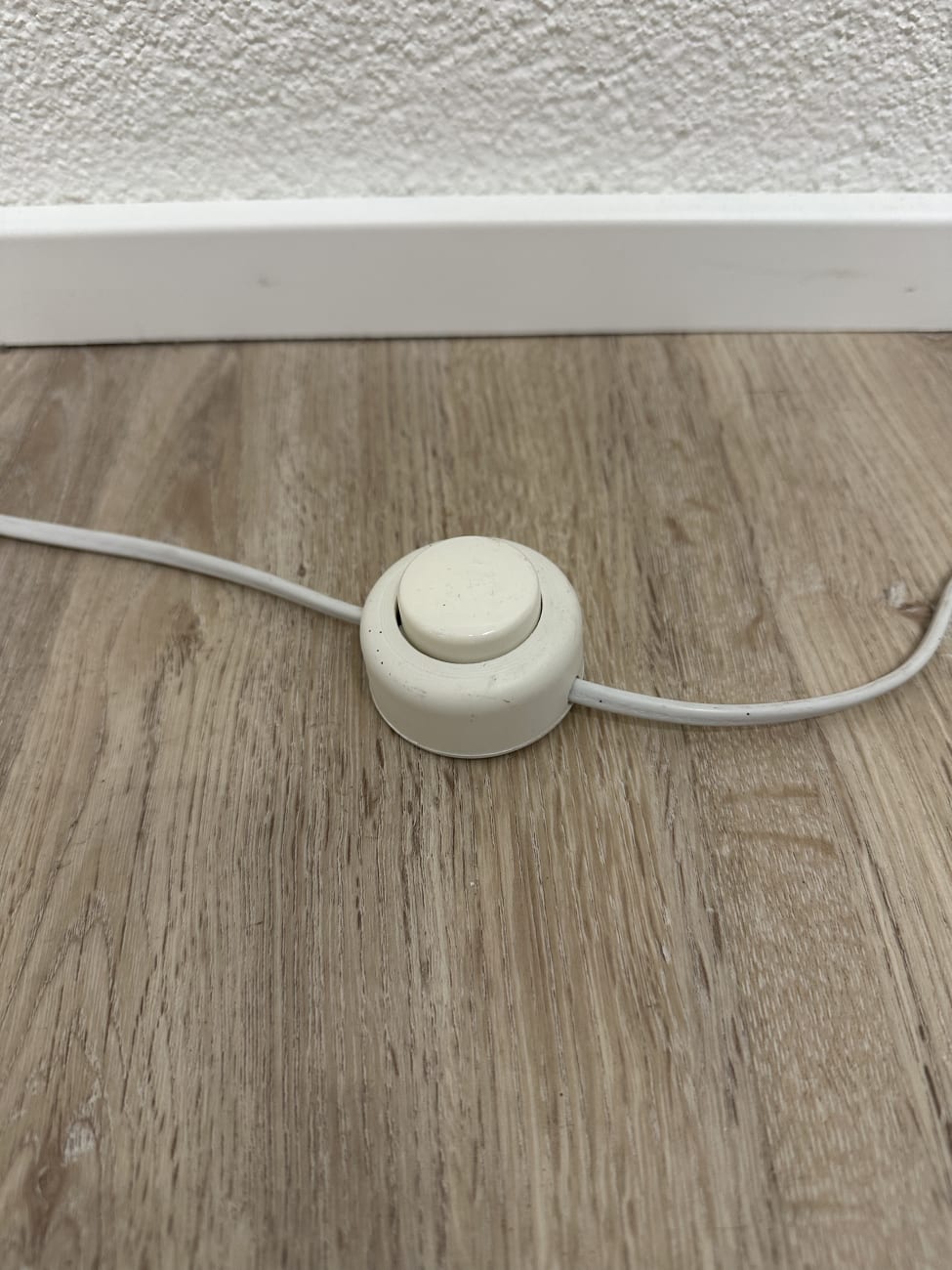 Stehleuchte mit zylindrischem Schirm und Lochmuster