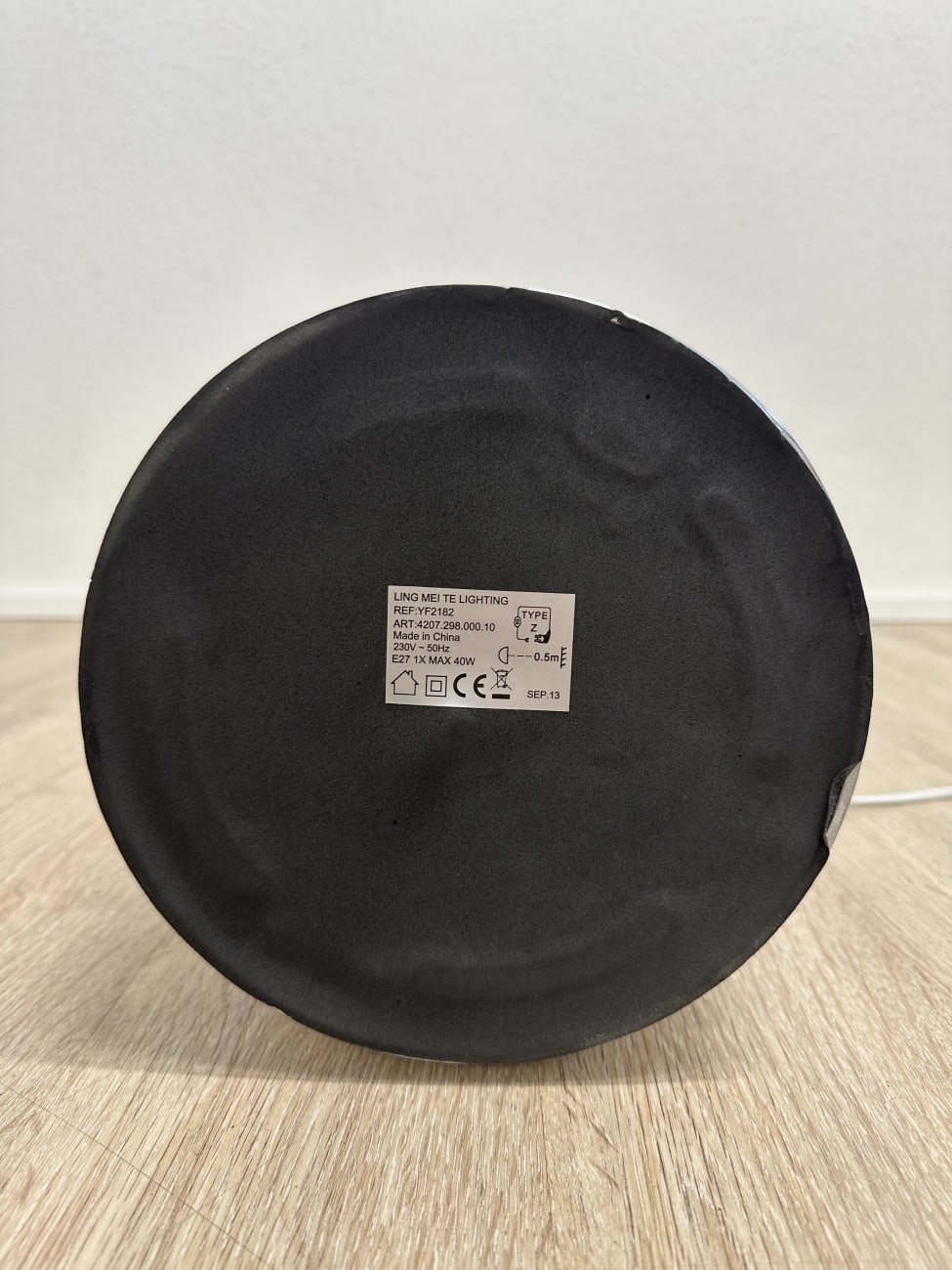 Stehleuchte mit zylindrischem Schirm und Lochmuster