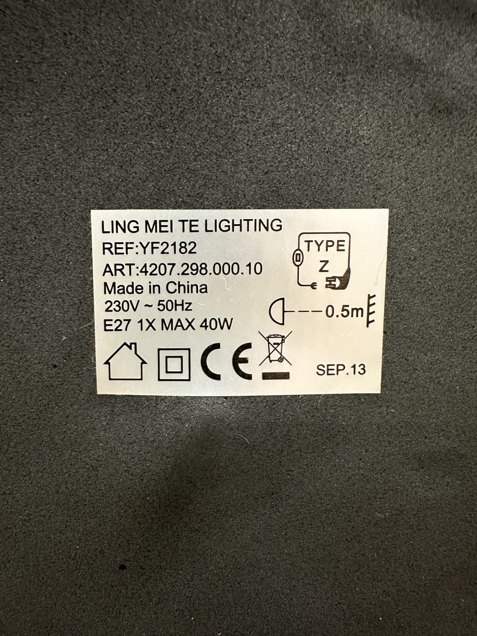 Stehleuchte mit zylindrischem Schirm und Lochmuster