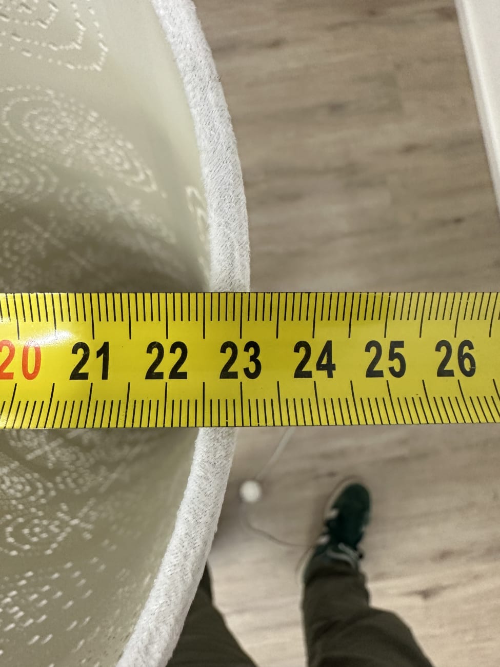 Stehleuchte mit zylindrischem Schirm und Lochmuster