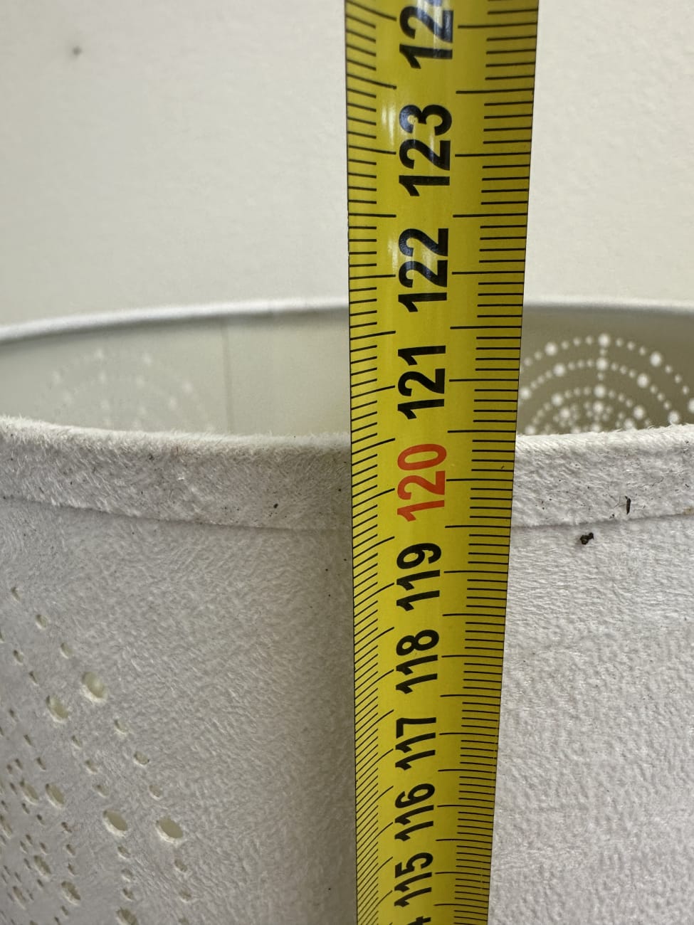 Stehleuchte mit zylindrischem Schirm und Lochmuster