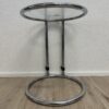 Moderner Beistelltisch aus Glas mit rundem Metallfuss