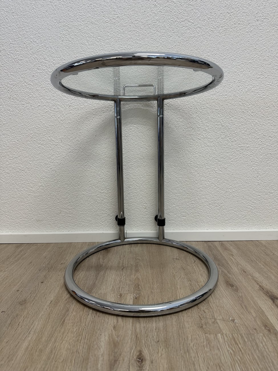 Moderner Beistelltisch aus Glas mit rundem Metallfuss