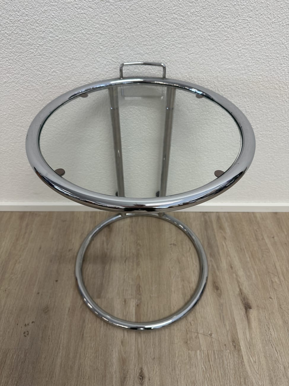 Moderner Beistelltisch aus Glas mit rundem Metallfuss