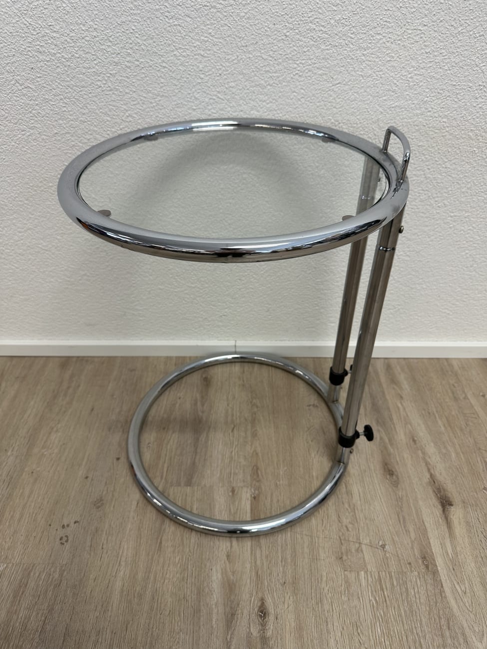 Moderner Beistelltisch aus Glas mit rundem Metallfuss