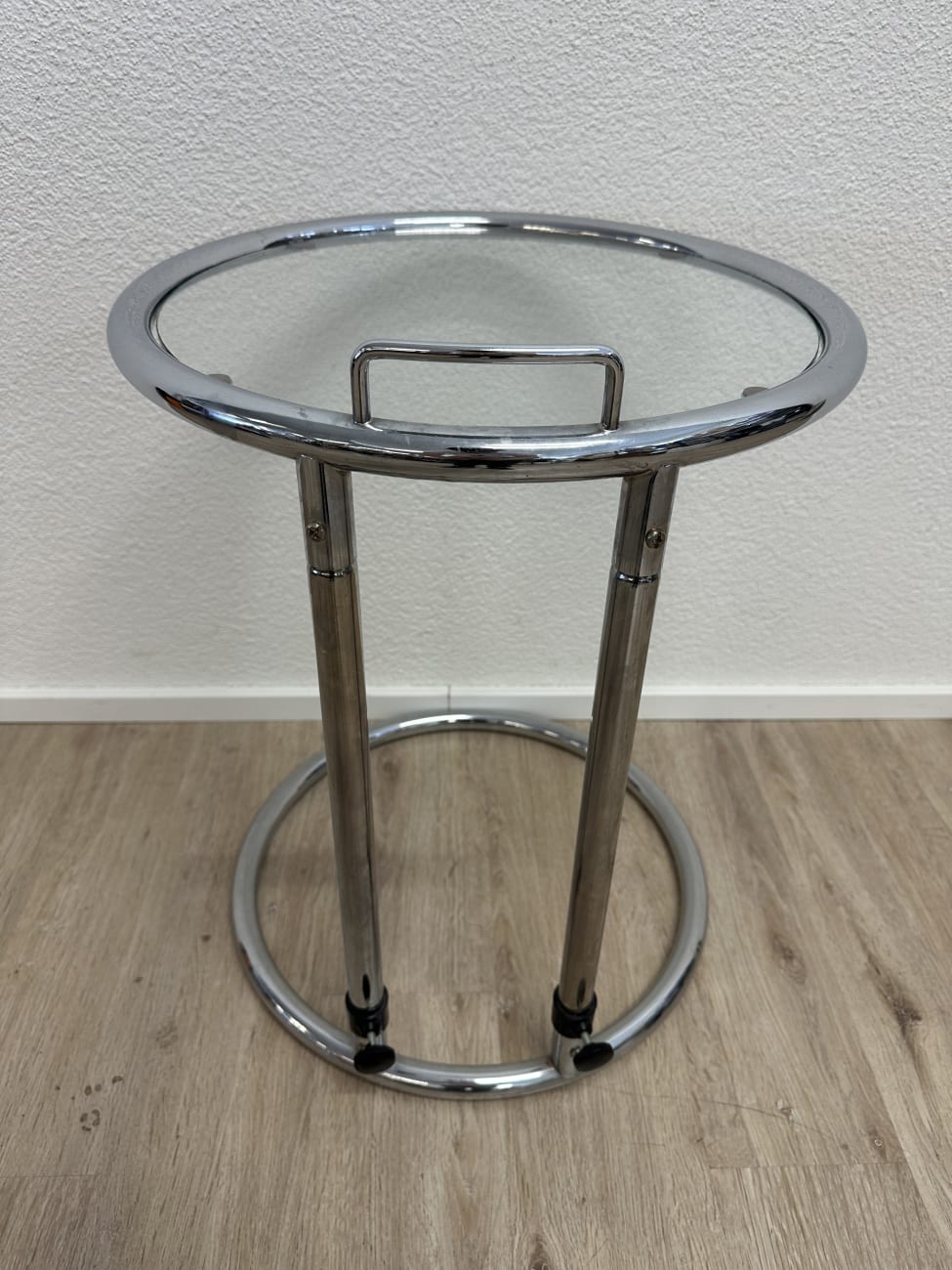 Moderner Beistelltisch aus Glas mit rundem Metallfuss