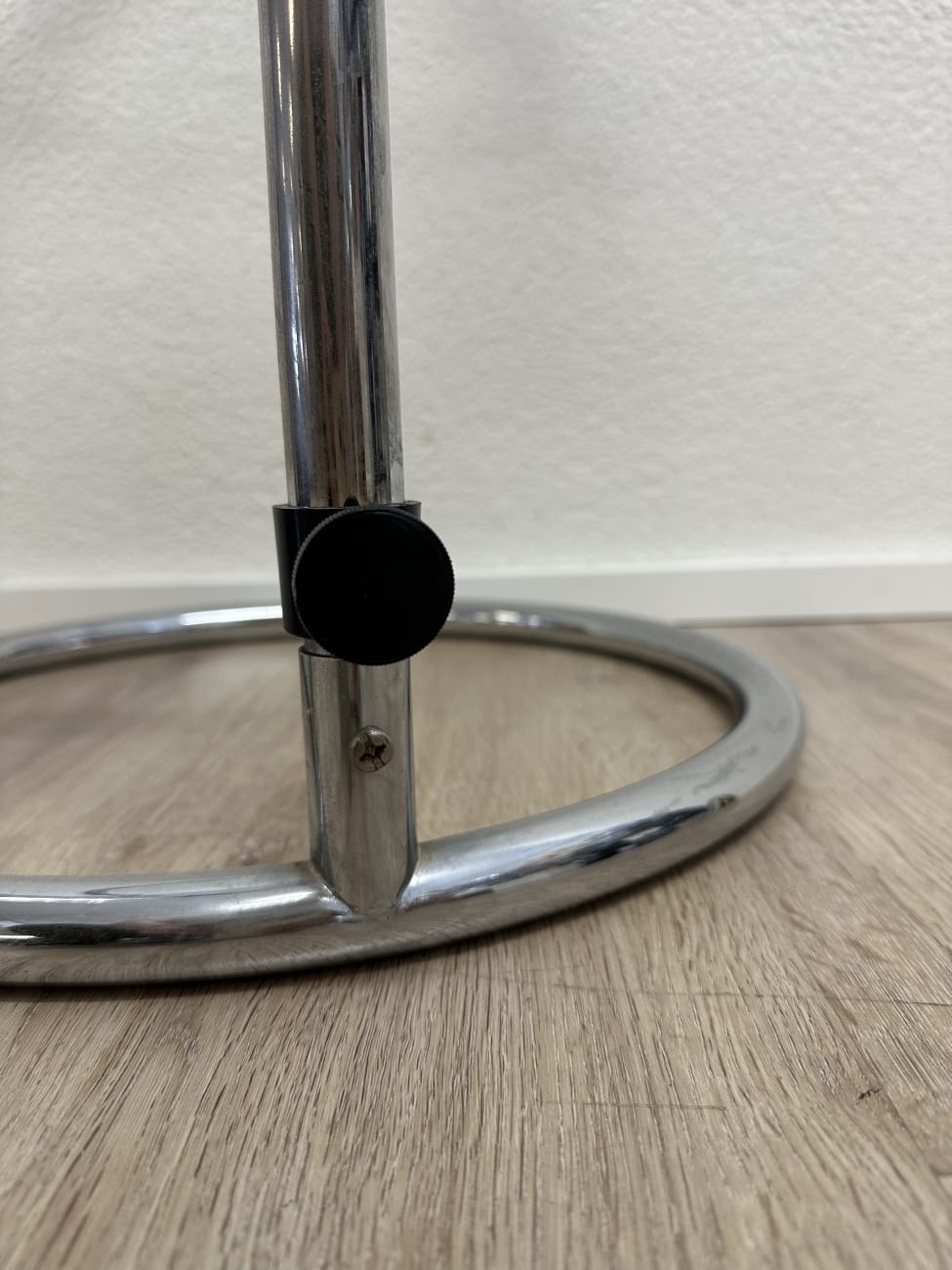 Moderner Beistelltisch aus Glas mit rundem Metallfuss