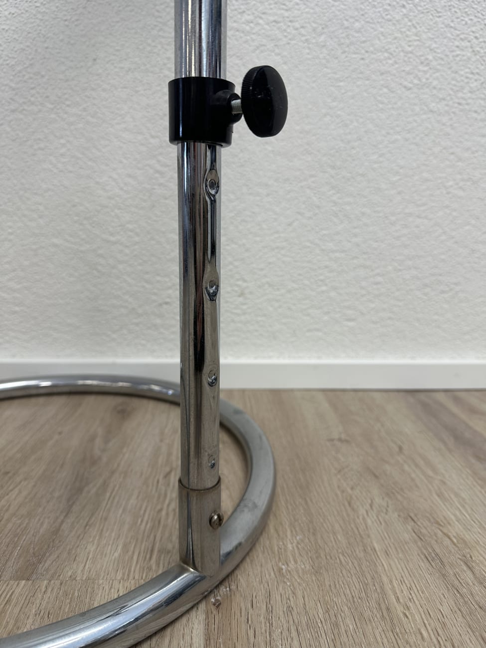 Moderner Beistelltisch aus Glas mit rundem Metallfuss