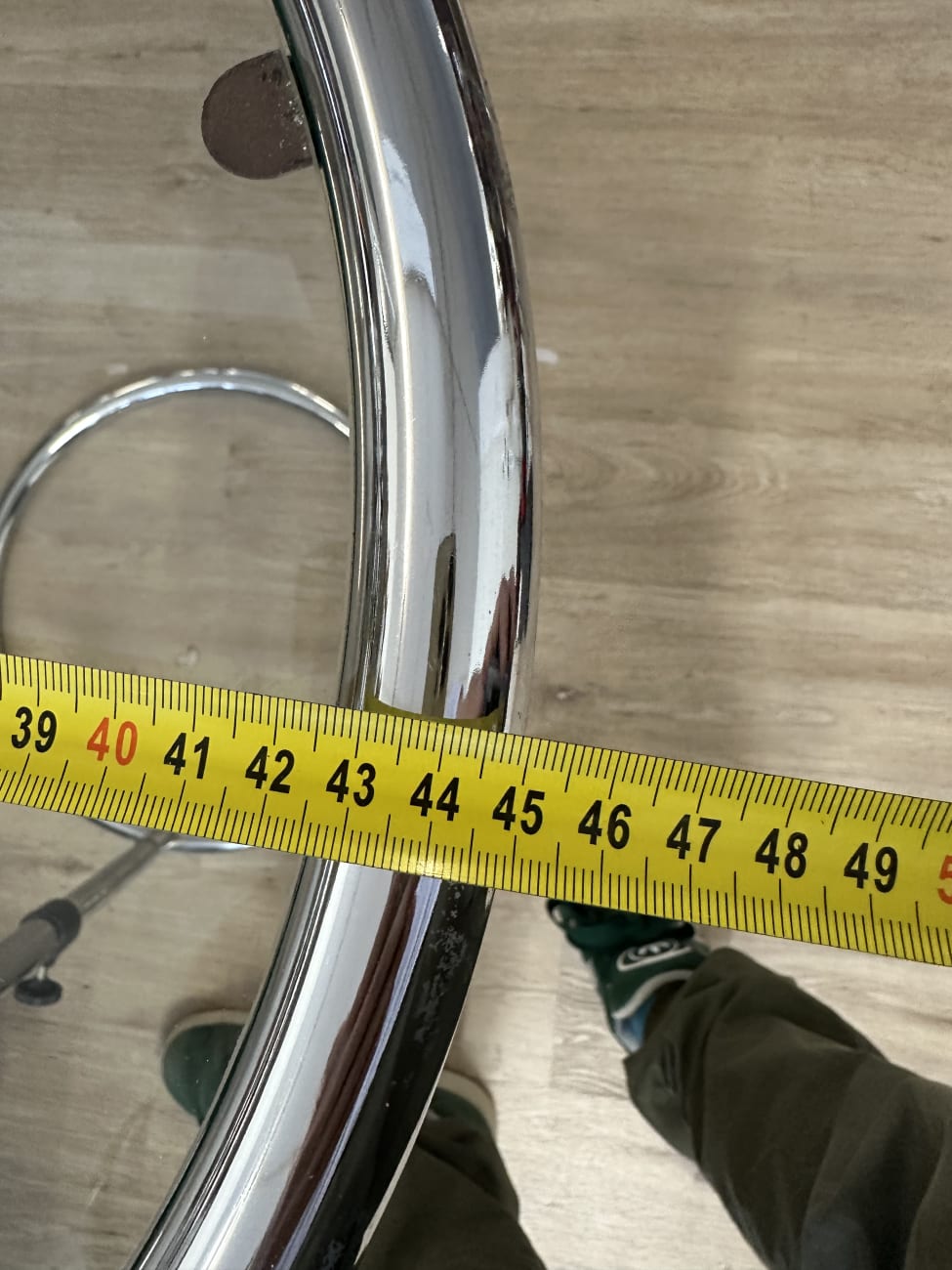 Moderner Beistelltisch aus Glas mit rundem Metallfuss