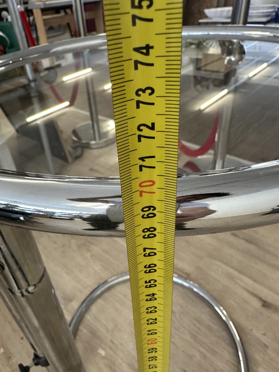 Moderner Beistelltisch aus Glas mit rundem Metallfuss