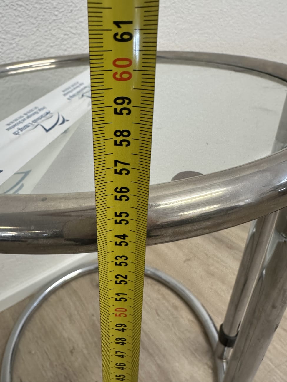 Moderner Beistelltisch aus Glas mit rundem Metallfuss