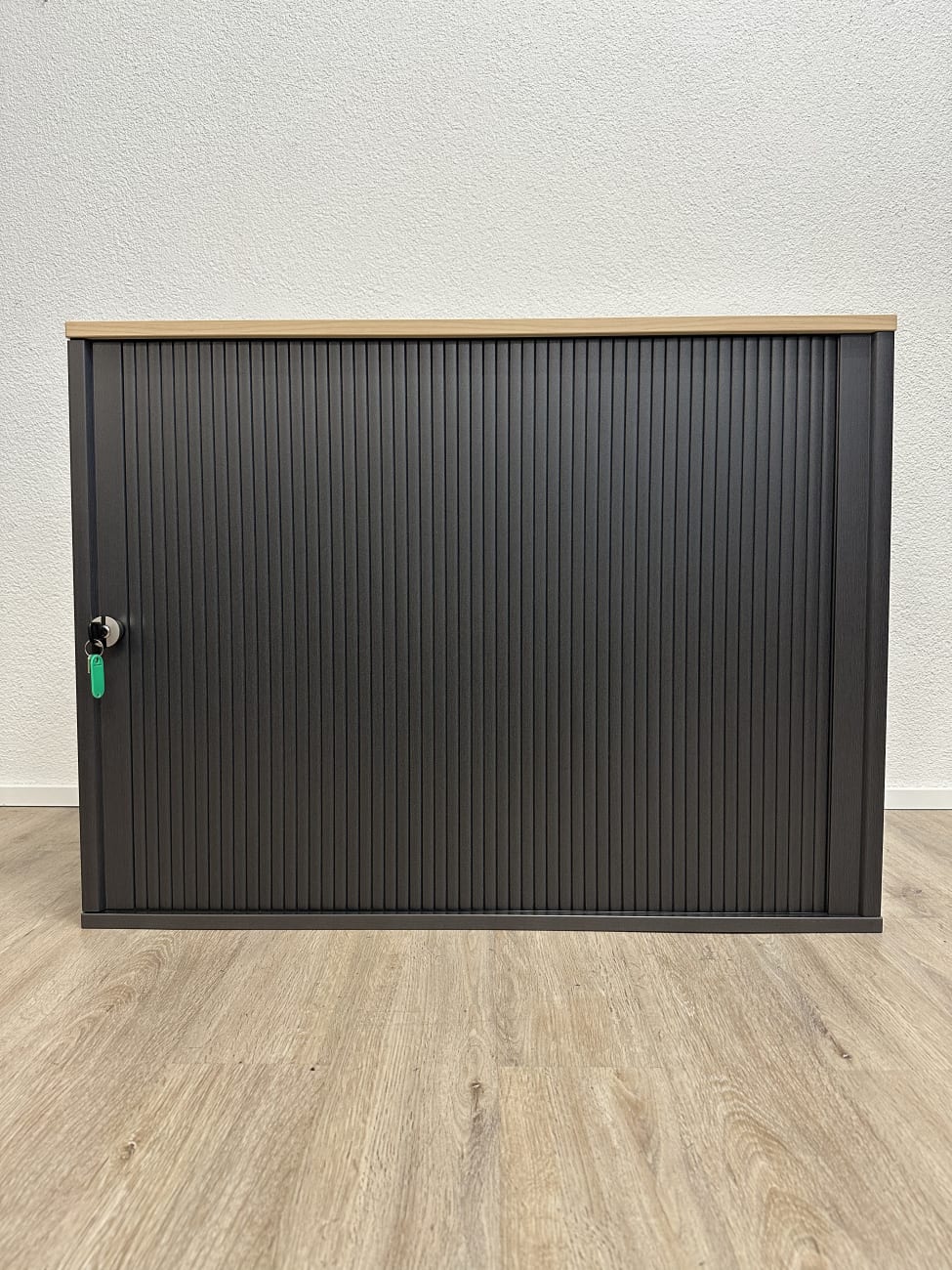 Büroschrank mit Schiebetüren sedus schwarz mit Holzplatte