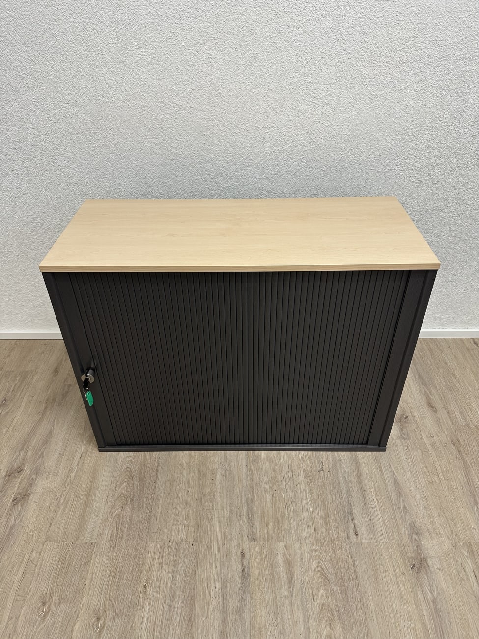 Büroschrank mit Schiebetüren sedus schwarz mit Holzplatte