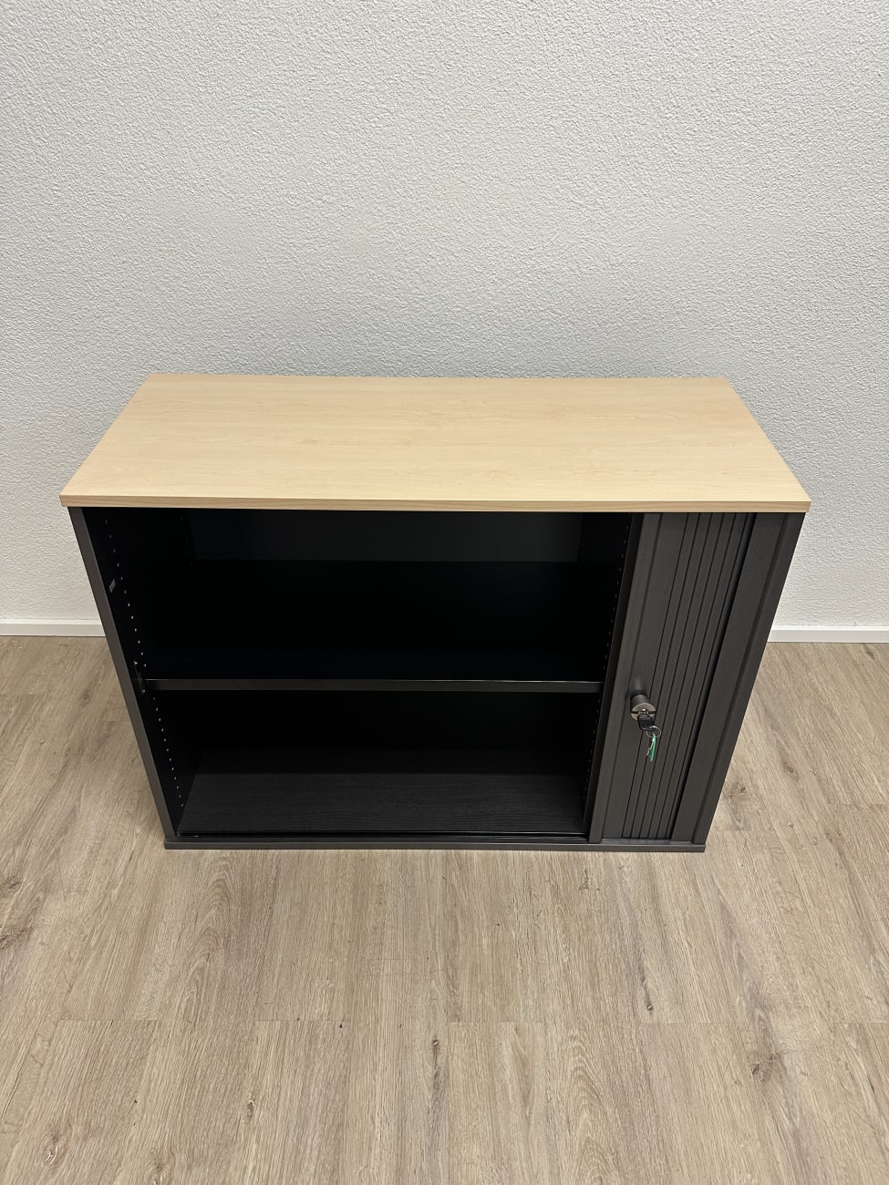 Büroschrank mit Schiebetüren sedus schwarz mit Holzplatte