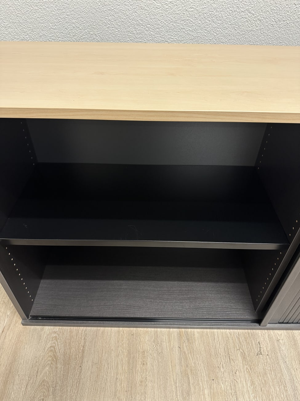 Büroschrank mit Schiebetüren sedus schwarz mit Holzplatte