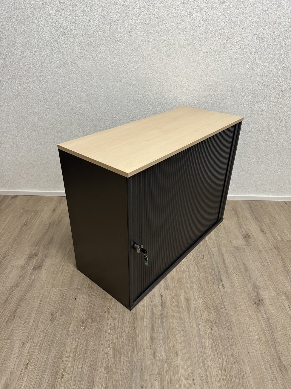 Büroschrank mit Schiebetüren sedus schwarz mit Holzplatte
